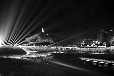 宝塔山夜景，灯光将山体和宝塔点亮