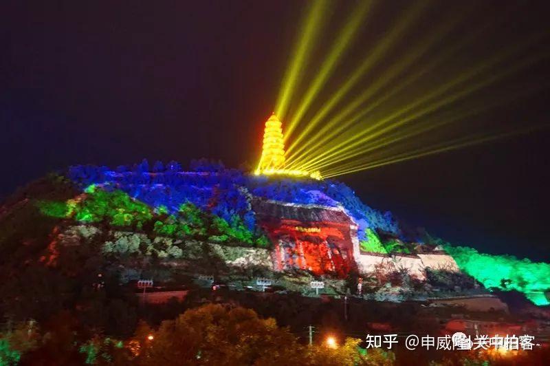 延河对岸观看灯光秀的观众群