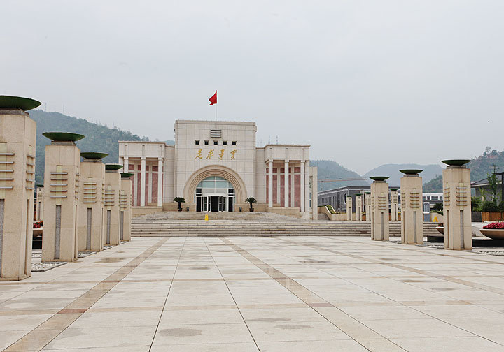 学院大门和围墙