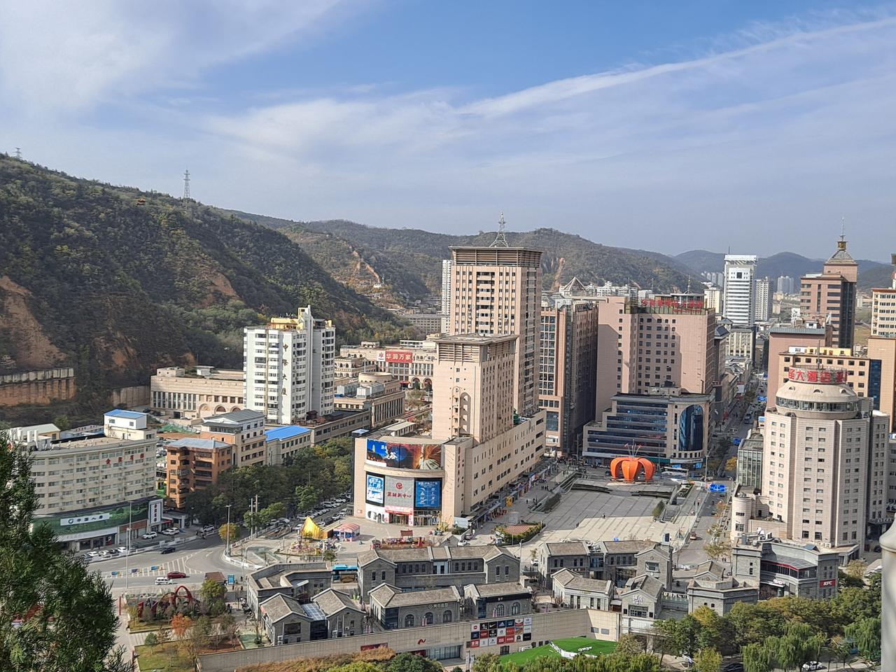 从宝塔山山顶俯瞰延安主城区：三山两河的河谷格局清晰可见，延河穿城而过
