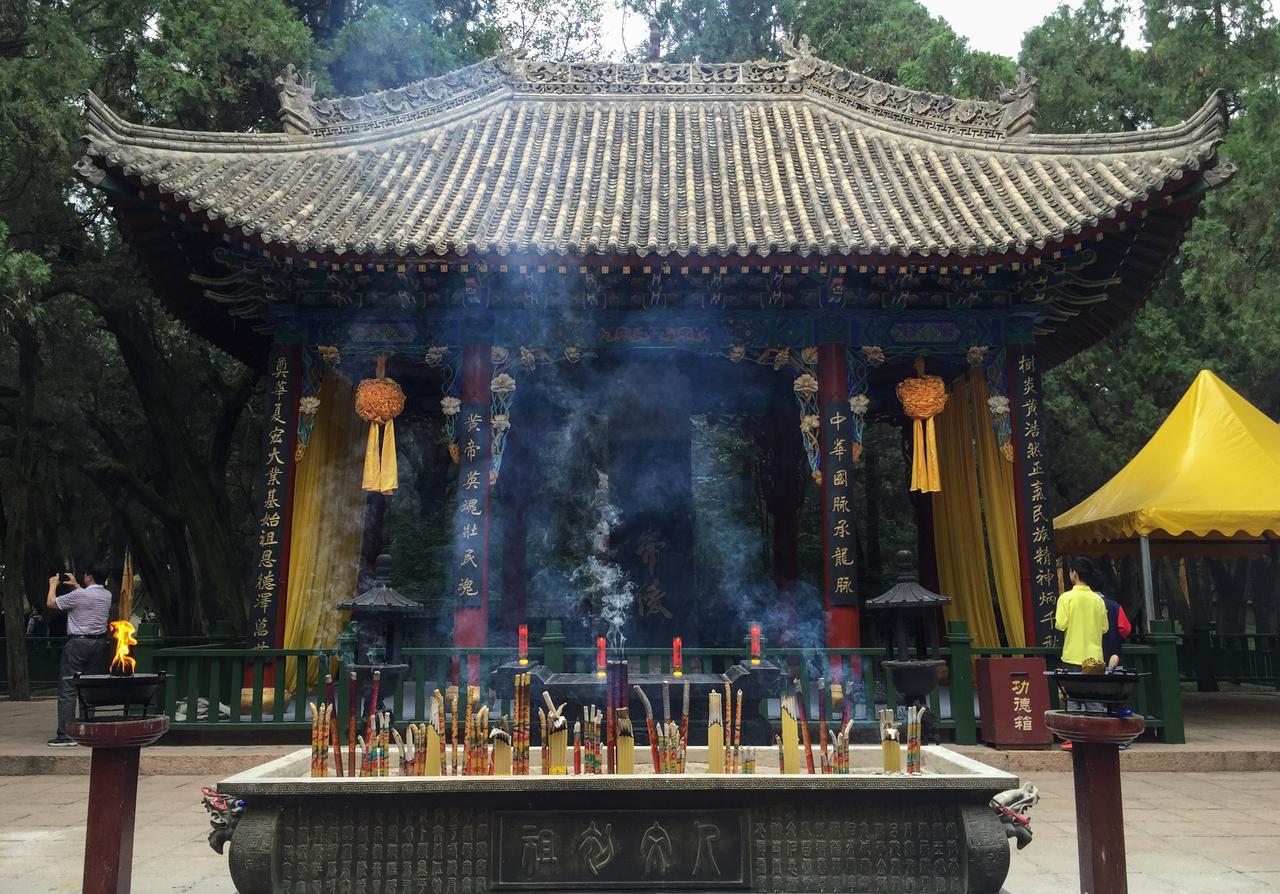 桥山黄帝陵全景:从高处俯瞰桥山陵区的沮水环绕地形