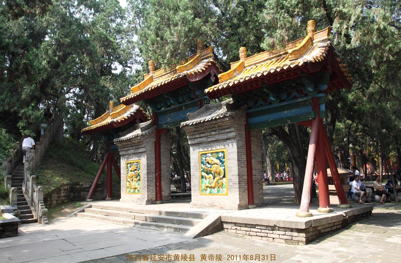 桥山黄帝陵:从山脚仰望桥山古柏林与陵区建筑