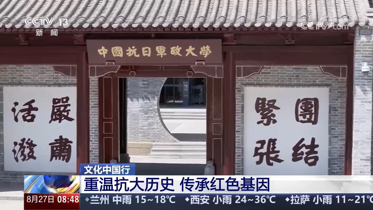 抗大纪念馆展厅内景：历史照片墙与展柜陈列