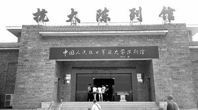 抗大学员在窑洞前露天上课