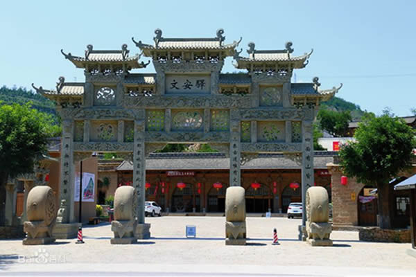 梁家河村口的石牌坊，四座石狮守护，红灯笼点缀