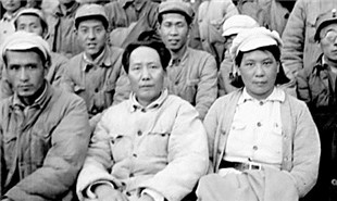 延安文艺座谈会参会人员在办公楼前合影