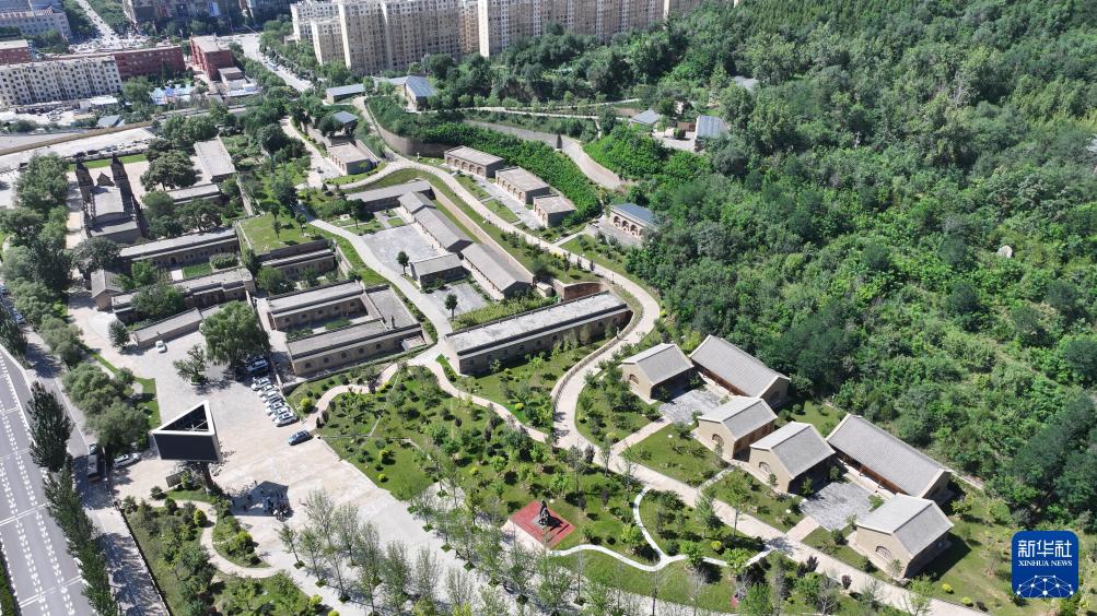 鲁艺师生在窑洞前排练秧歌剧的历史照片