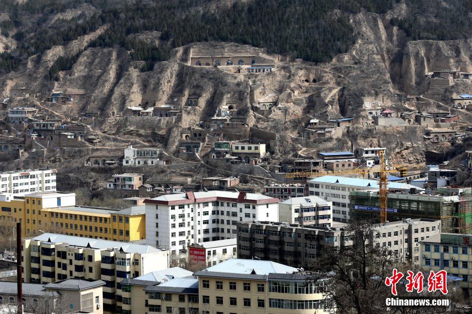 延安城区无人机航拍：河谷中的城市与两侧山坡上的梯田和窑洞