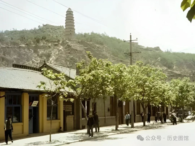 1973年延安老照片，可见山脊上的城墙残迹