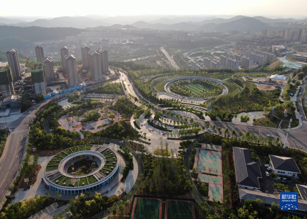 延安新区北区航拍：台地上整齐排列的现代建筑群