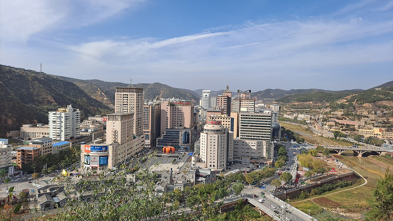 宝塔山看延安老城：建筑密集的河谷与背景中的黄土山体
