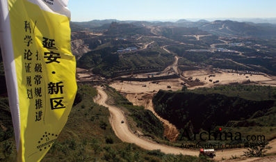 施工中的延安新区：推土机在山头间作业，山体被逐层削低