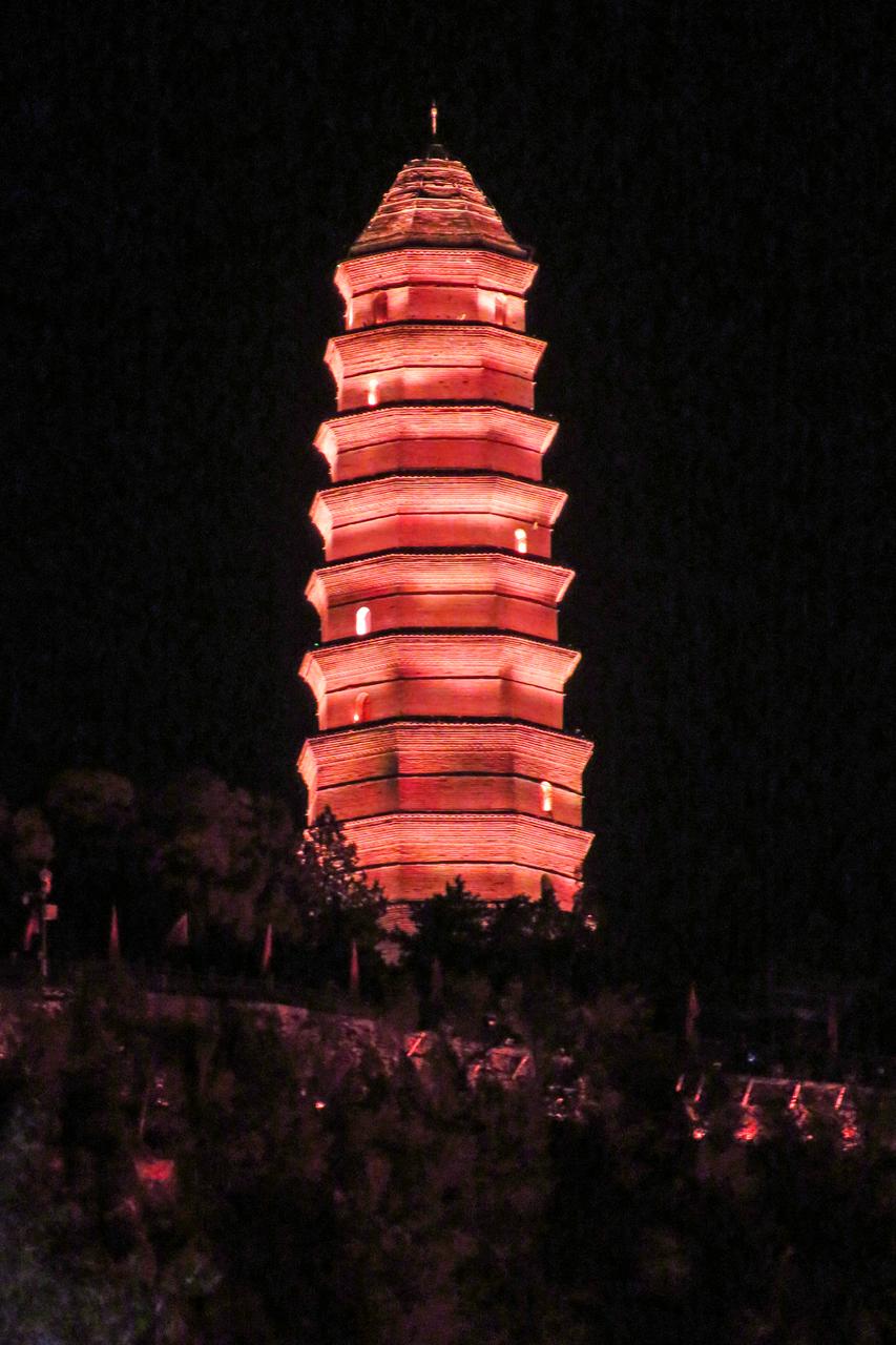 宝塔山夜景灯光秀:LED灯光将塔体和山体变成巨型幕布