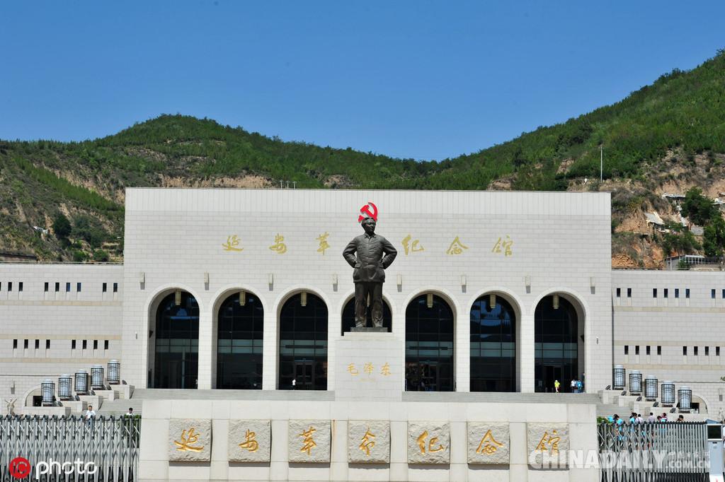 延安革命纪念馆正门入口与主席铜像
