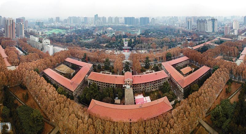 历史照片：1950年代延安大学学生在窑洞宿舍前活动