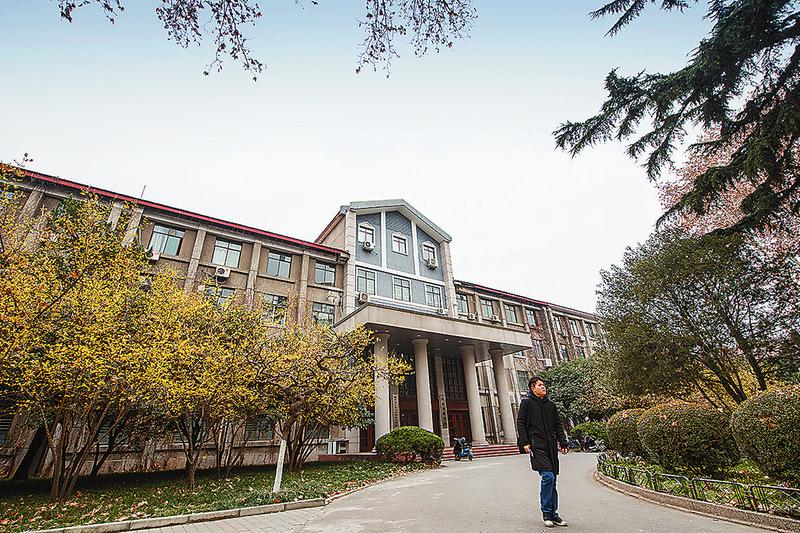 窑洞群退台结构侧面，每层退台7米为师生提供了宽阔的活动空间