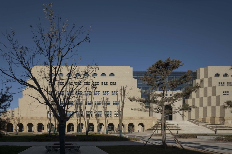 延安大学新校区拱廊与光线