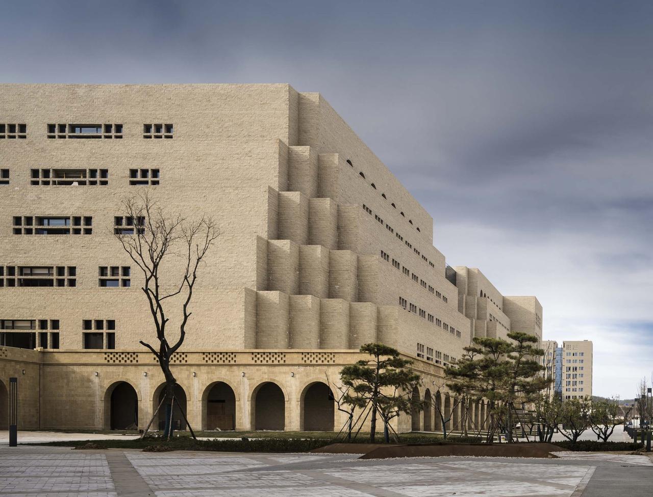 延安大学新校区图书馆综合体退台拱廊