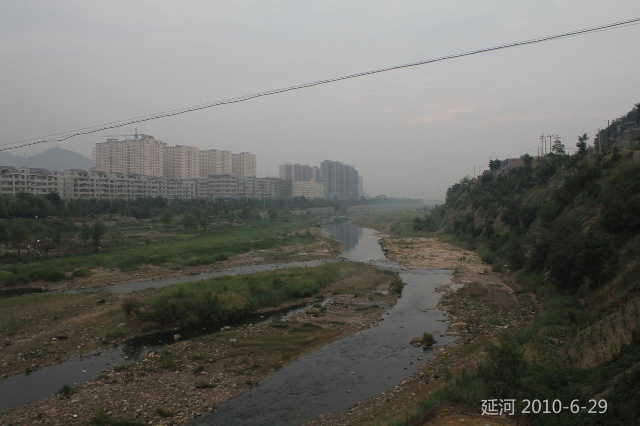 延河旱季的河床与堤岸