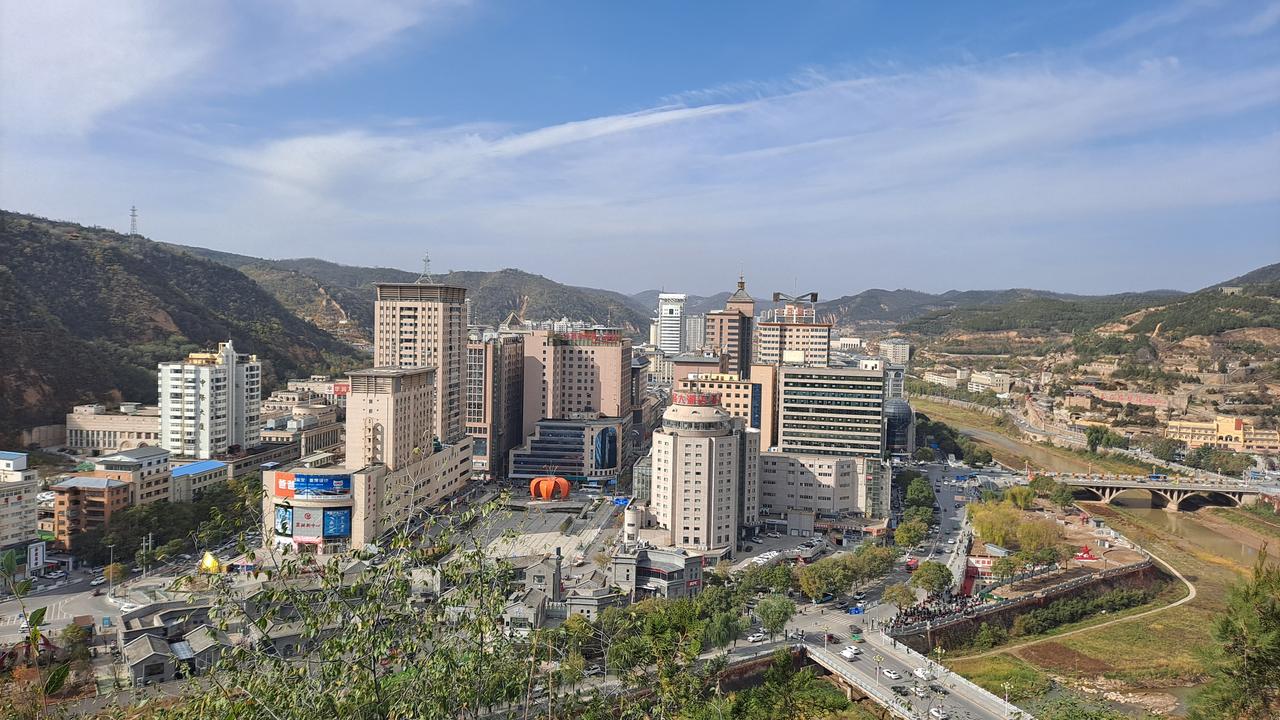 宝塔山俯瞰延安城区，可见三山夹两河的Y形河谷格局