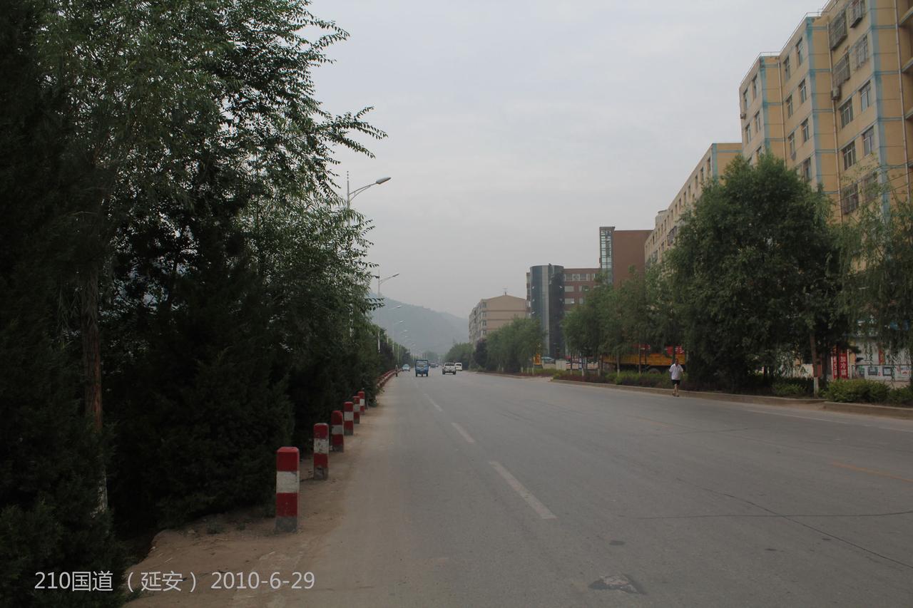 210国道延安段，狭窄的山谷道路