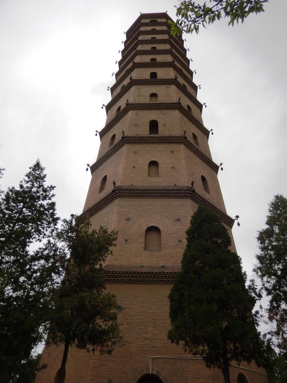 承天寺塔仰视,塔身收分清晰