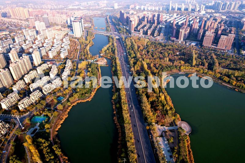 典农河凤凰桥段景观，两岸城市建筑与水面的关系