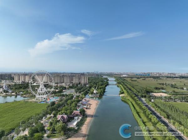 典农河幸福河湖建设项目施工现场，工人在进行格宾石笼安装