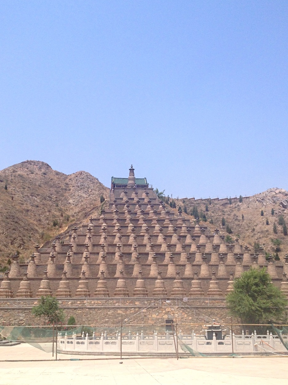 一百零八塔全景：从山脚到山腰按三角形排列
