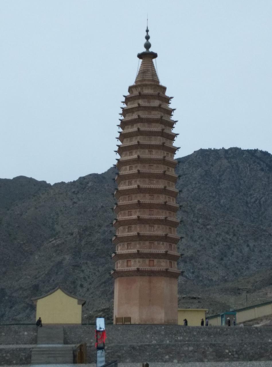 西塔近景：密檐、刹座与相轮