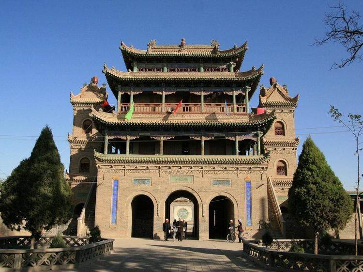 纳家户清真寺门楼与庭院
