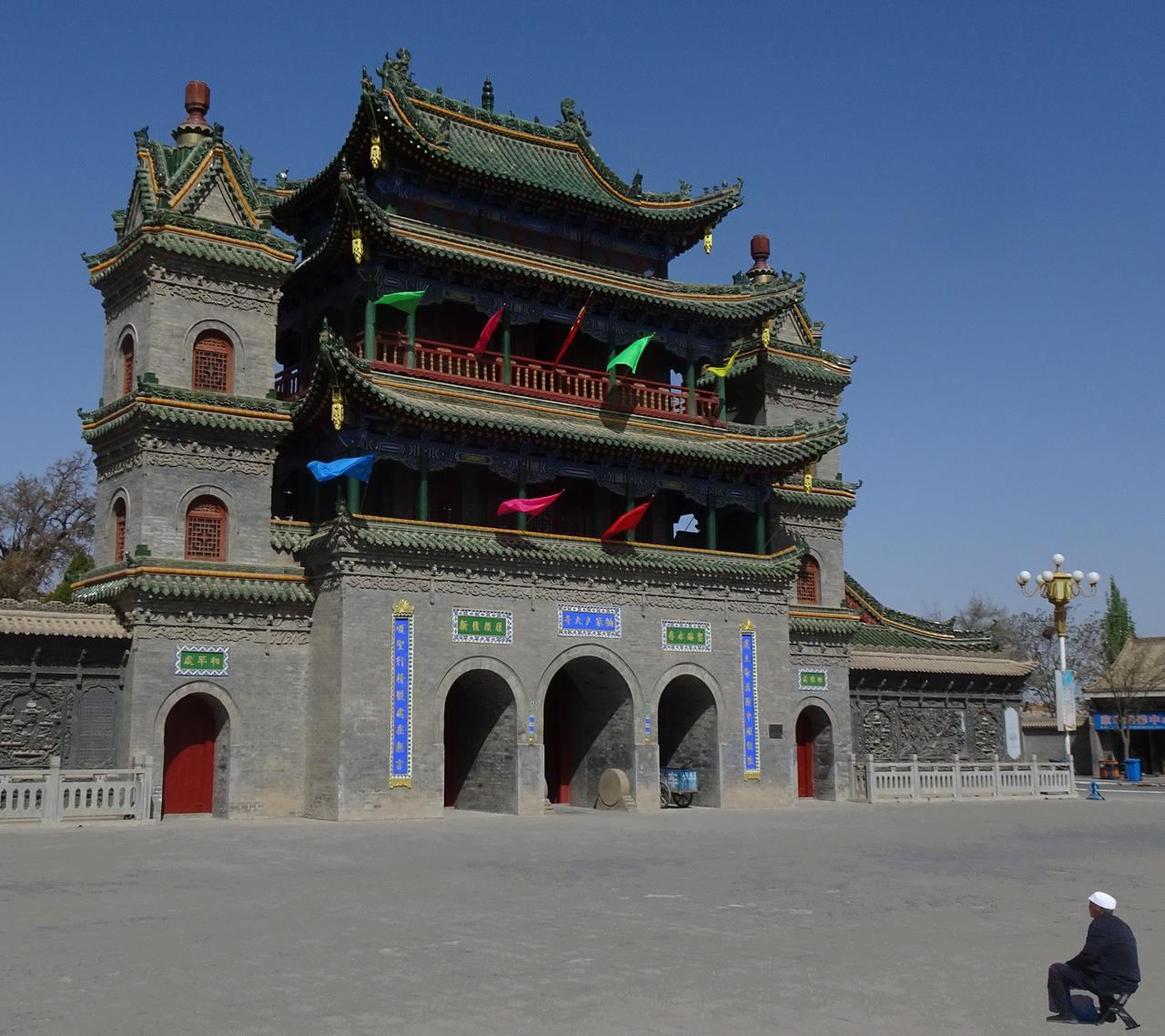 纳家户清真寺侧面全景：多层级中式屋顶结构