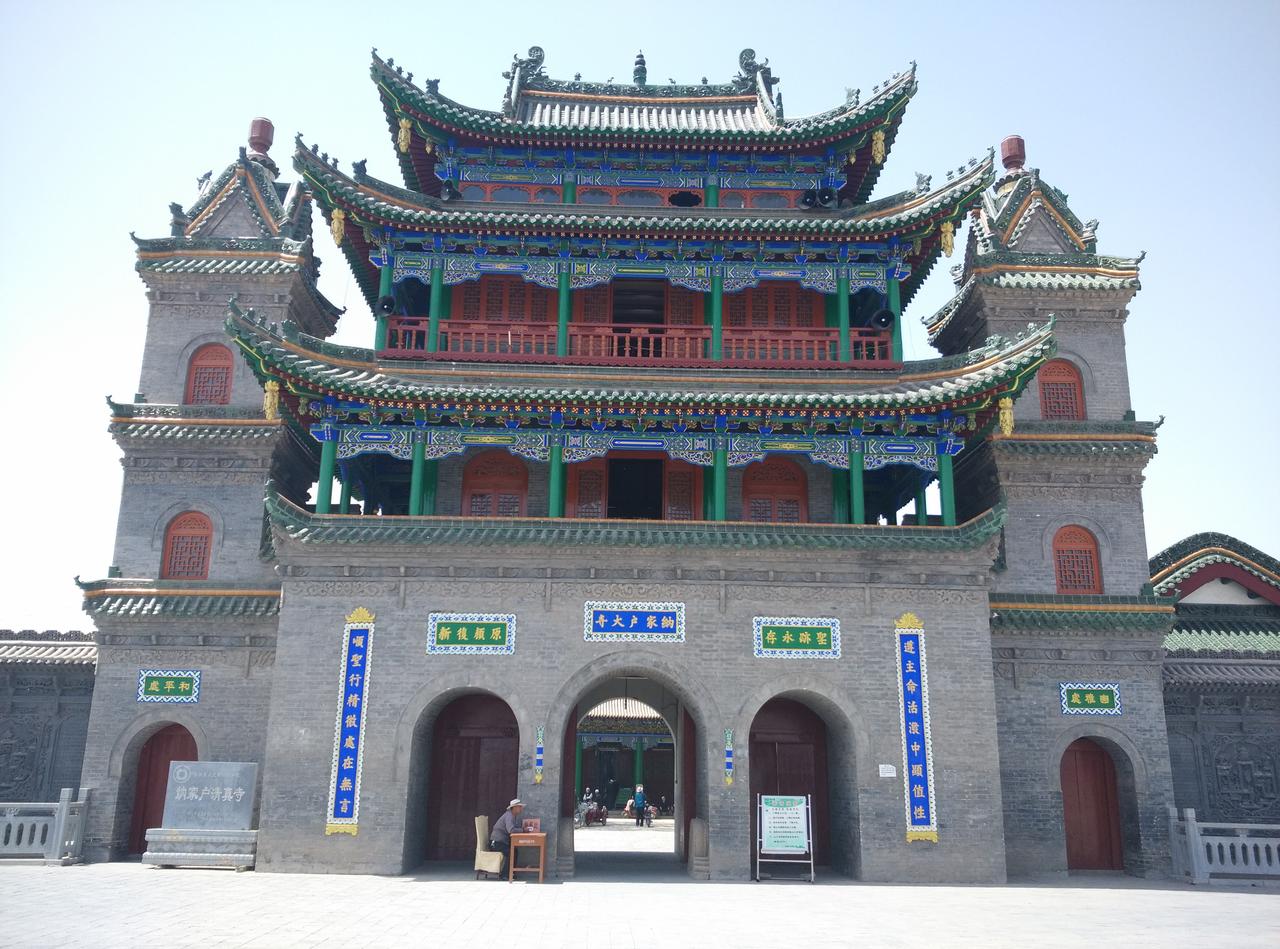 纳家户清真大寺门楼正面：三层歇山顶中式邦克楼与两侧望月楼