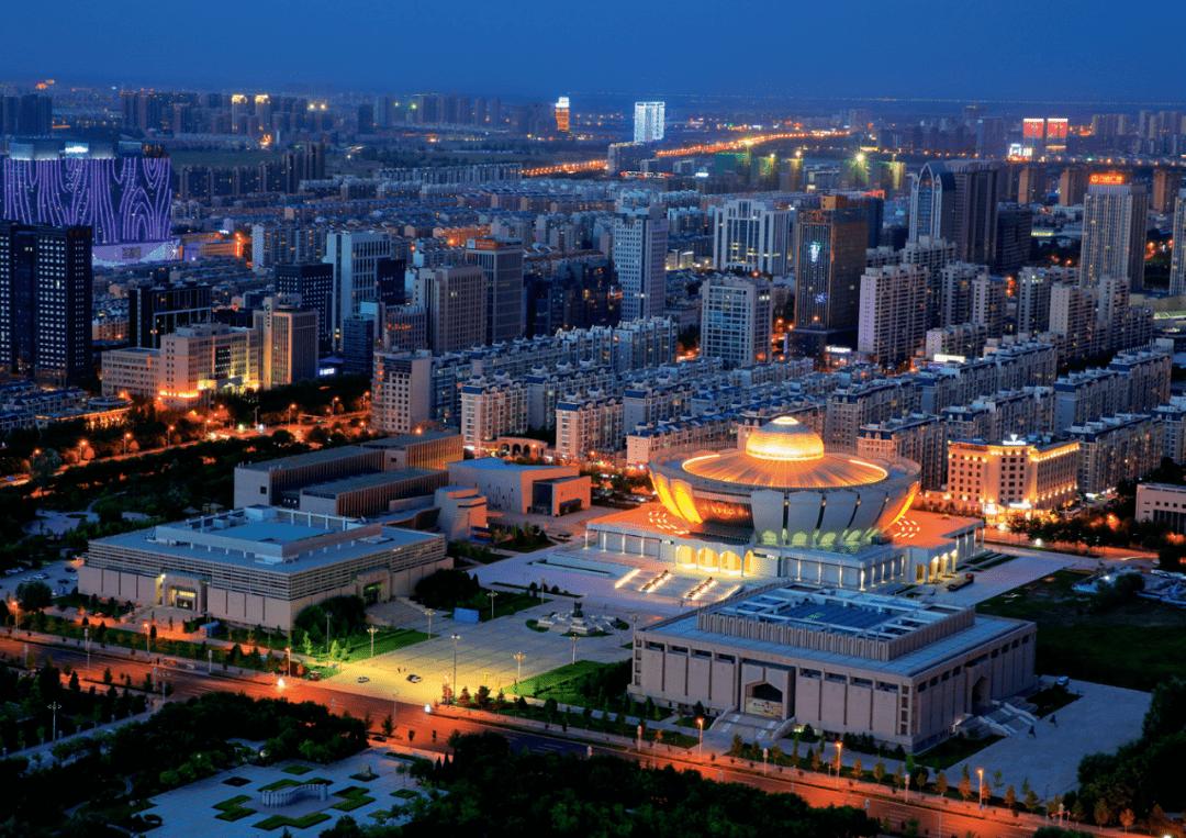 人民广场东侧看宁夏博物馆与周边建筑群