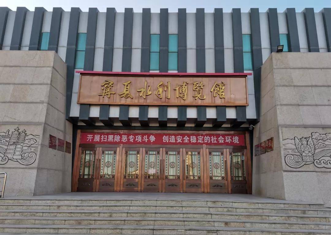 宁夏引黄灌区沙盘模型，密集的渠道网络覆盖整个平原