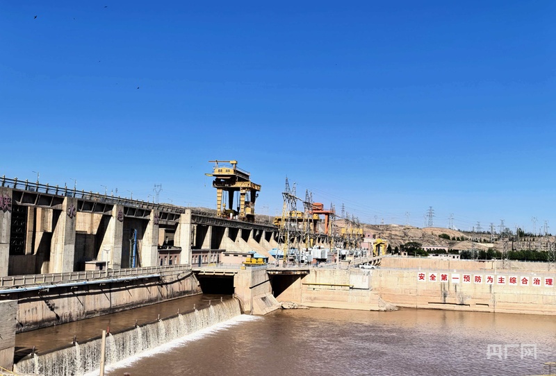 A large dam with associated water control and power infrastructure spans the Yel