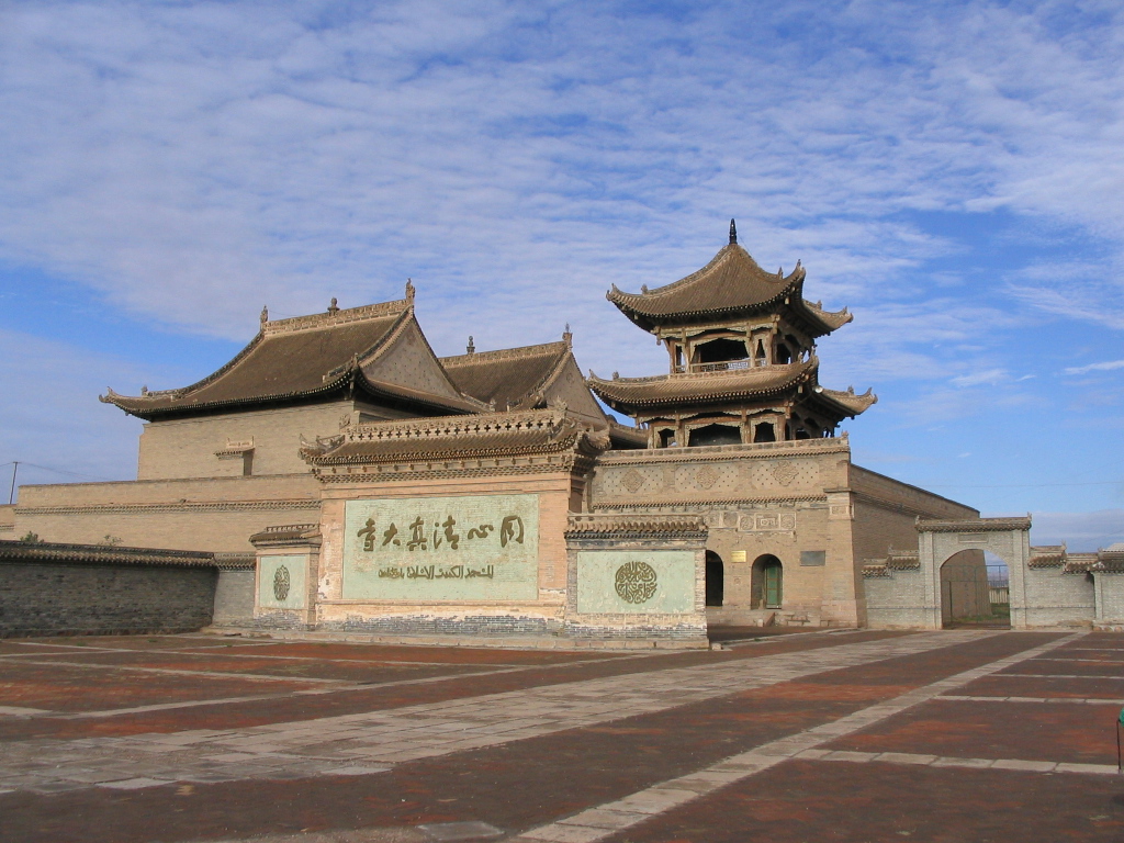 同心清真大寺全景，汉式歇山顶建筑坐落于高台之上