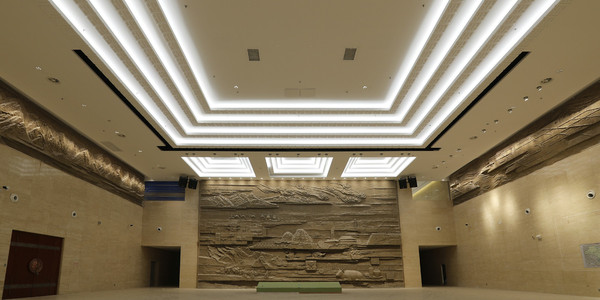 西夏陵博物馆内景: 展厅陈列的大型建筑构件与壁画复制