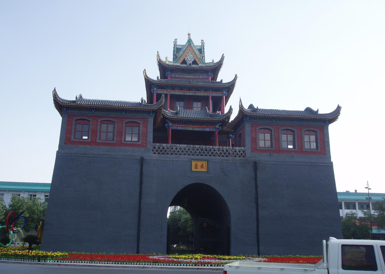 鼓楼十字路口，四面街道沿鼓楼放射出去