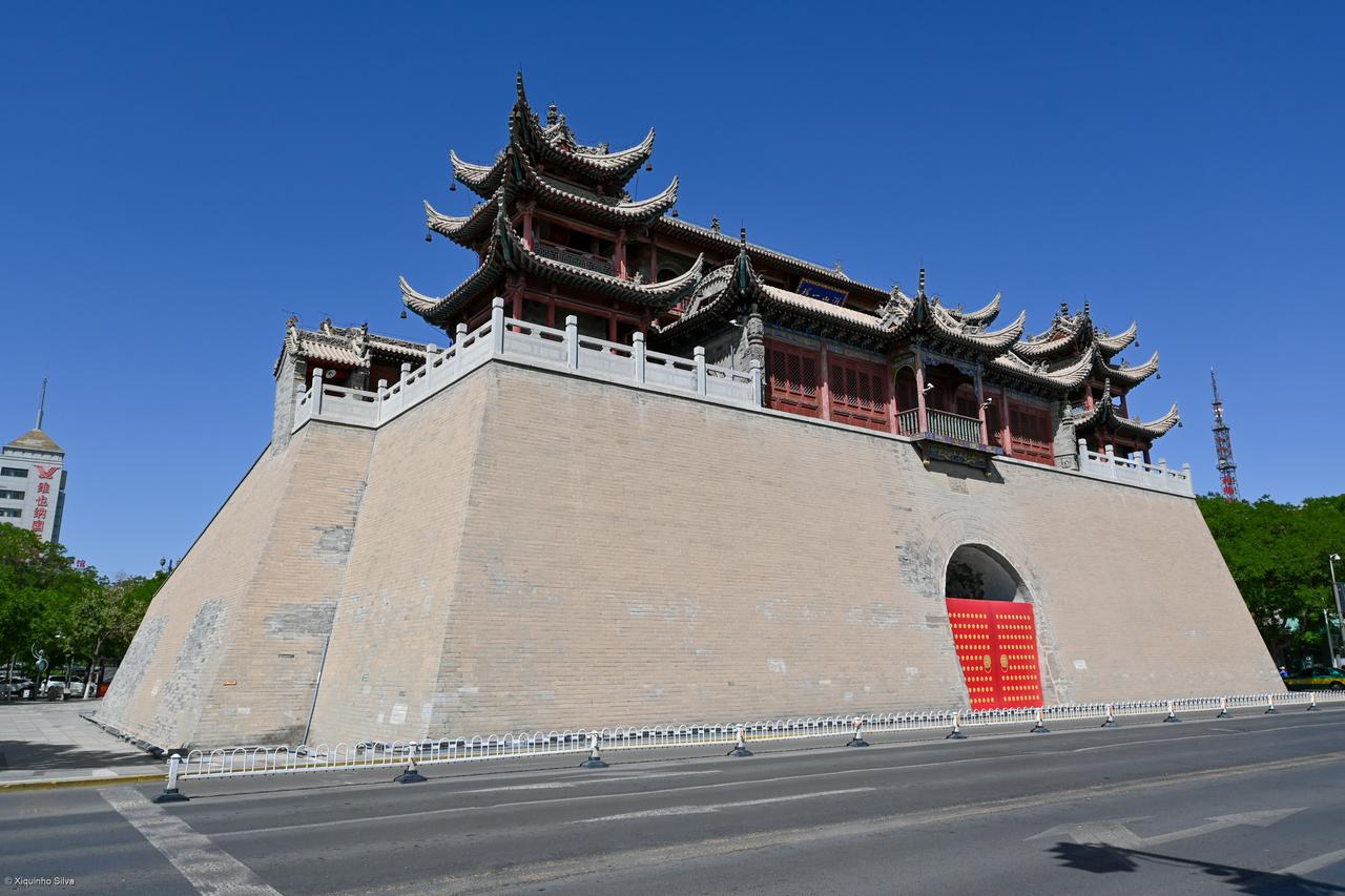 玉皇阁建在高大的砖包台基上