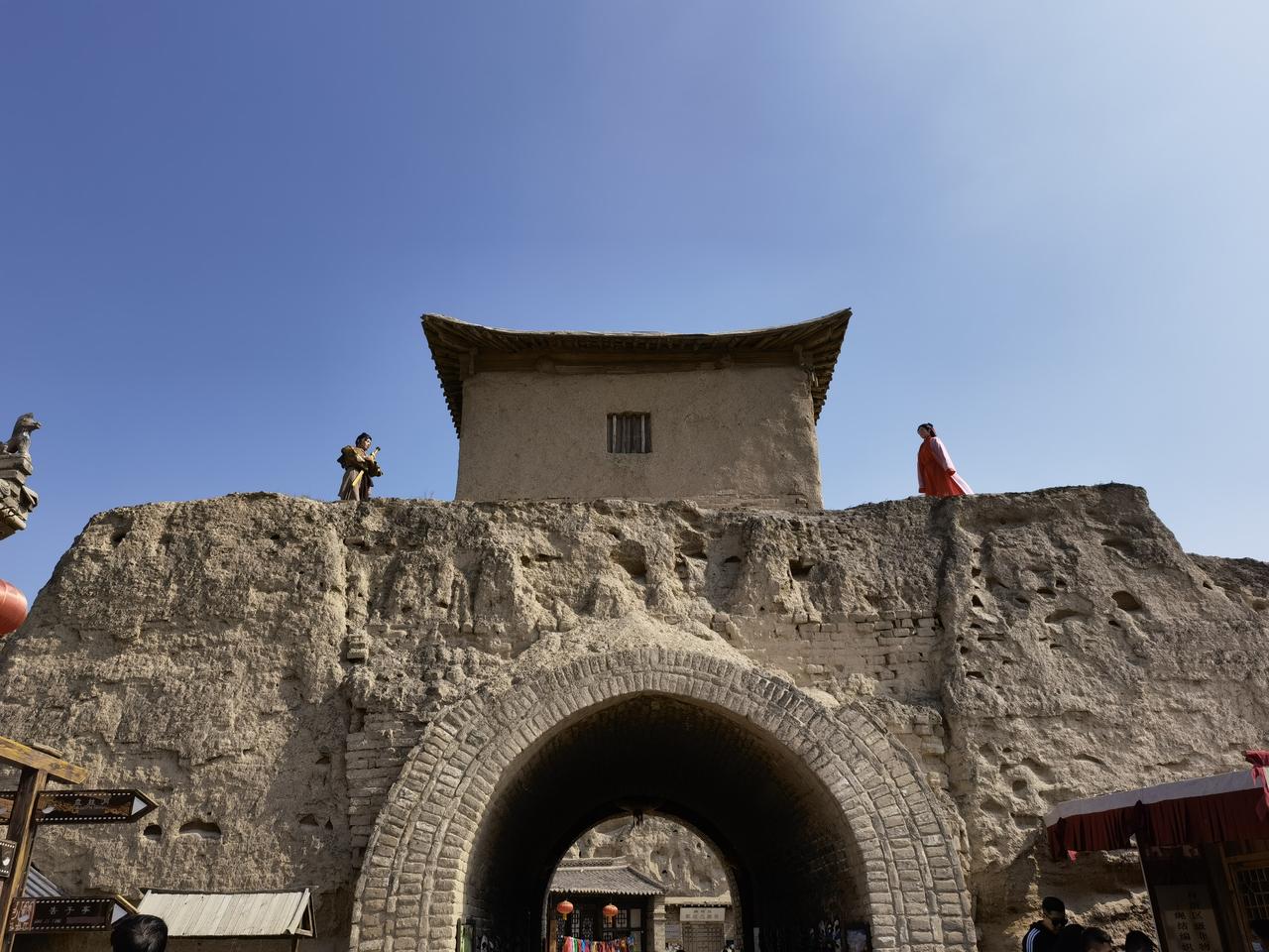 镇北堡"明城"的夯土城门，黄土混合砾石夯筑而成