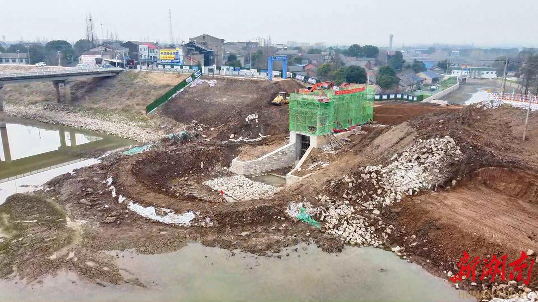 华容护城垸堤防加固工程中的穿堤建筑物施工现场
