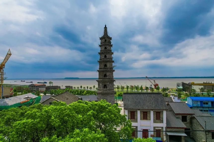 洞庭南路街景：旧砖墙与新商业的拼接