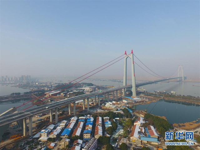杭瑞洞庭大桥索塔外侧的"潇湘琴韵"造型,竖管状装饰线条如排箫排列