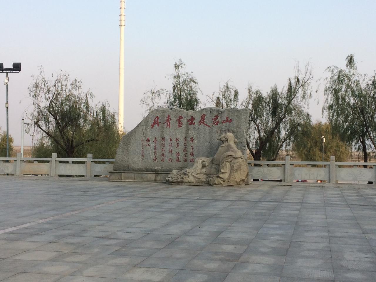 君山岛上的方形广场，绿树掩映中的传统建筑