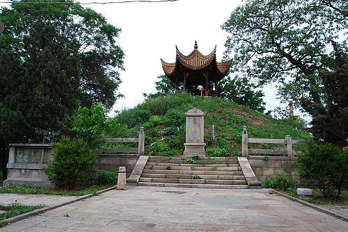 鲁肃墓正面全景：墓碑、条石砌筑的封土基座和墓顶六角亭