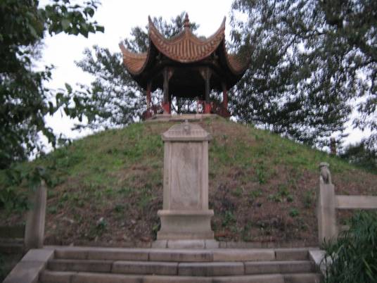 鲁肃墓前"威恩大行"石牌坊，三开间石构建筑