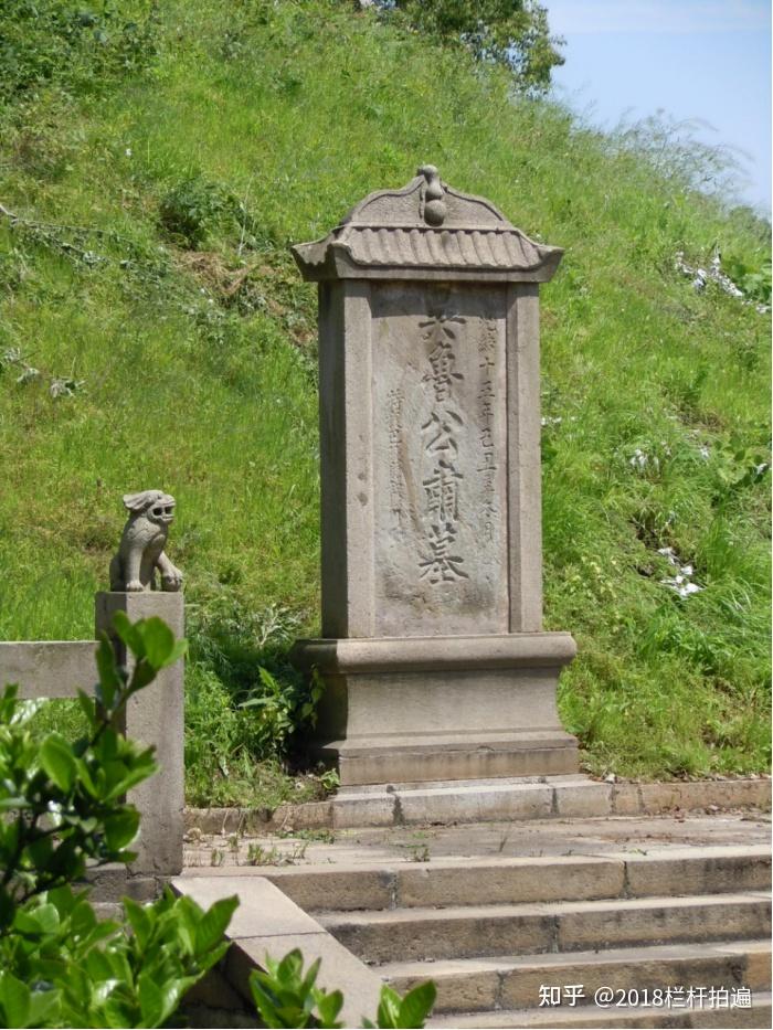 鲁肃墓封土堆近景,墓顶六角亭与墓碑清晰可见