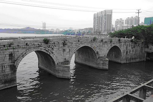 三眼桥与南湖大桥并肩跨越南湖水面，三孔石拱桥与钢筋混凝土公路桥形成对比