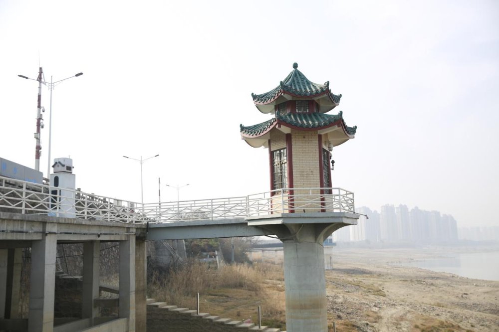 城陵矶水文站的六角亭站房，绿顶红柱的六角形观测亭建立在洞庭湖岸边，是百年水文站的标志性建筑